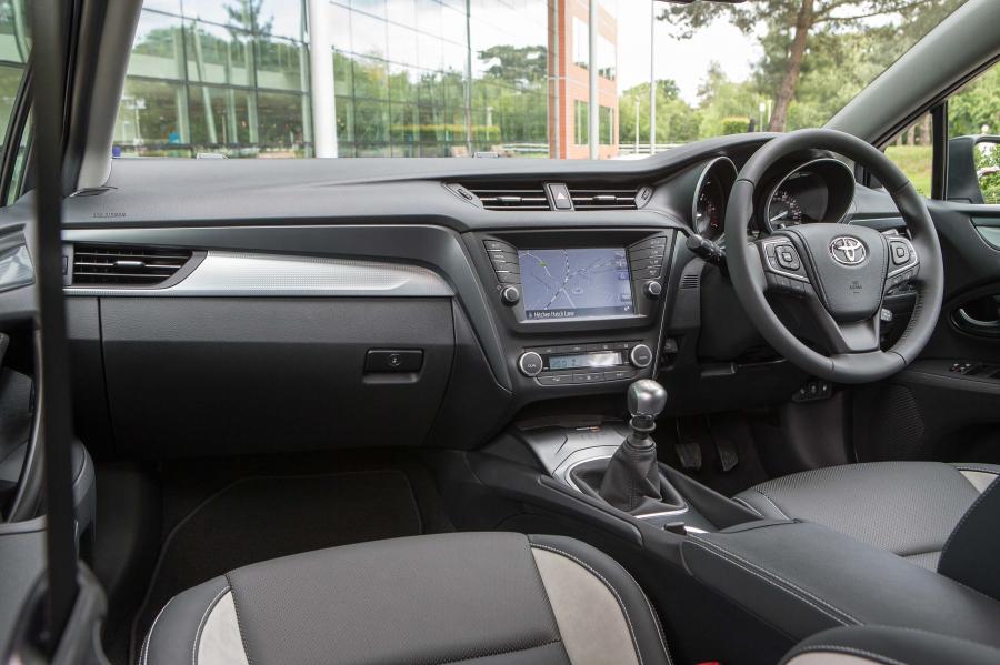  Toyota Avensis 2015 года  (UK) (фото 24 из 27)